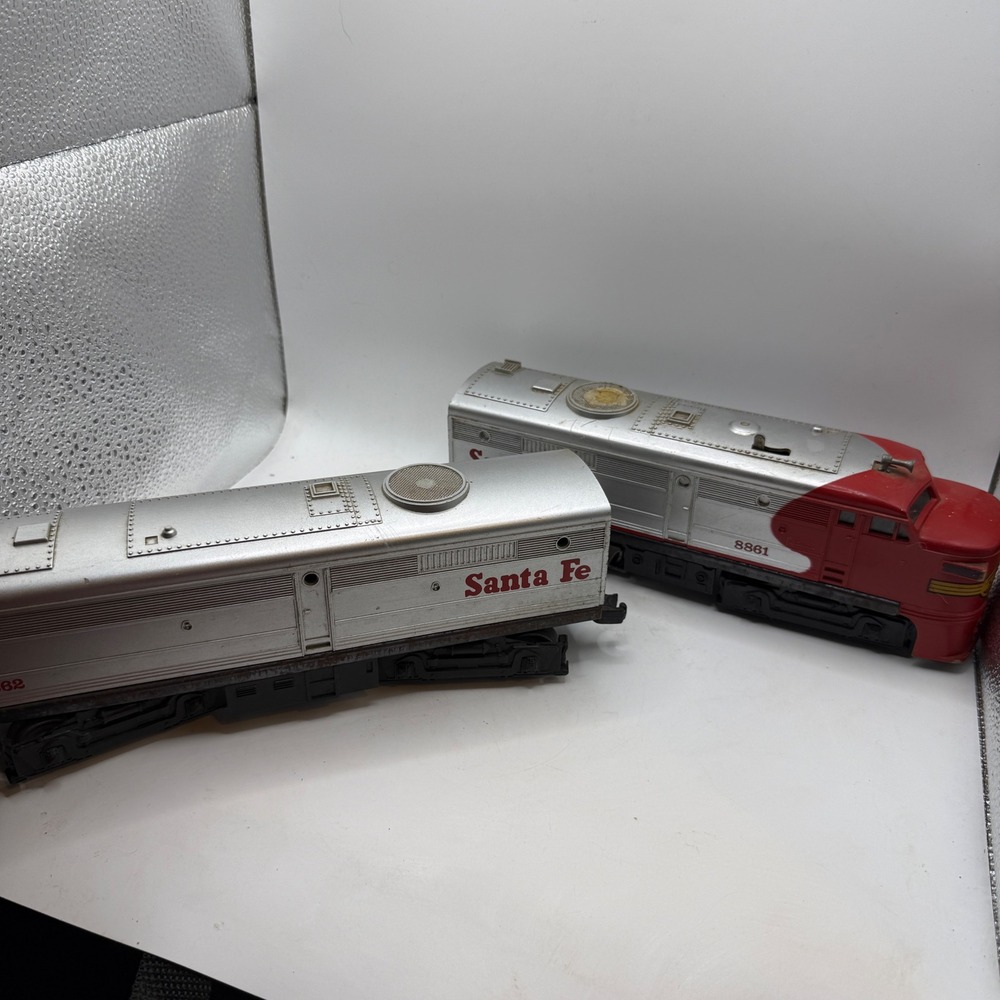 Lionel Santa Fe 8861 8862 Alco Diesel Locomotive Set O Gauge Silver Red Fair